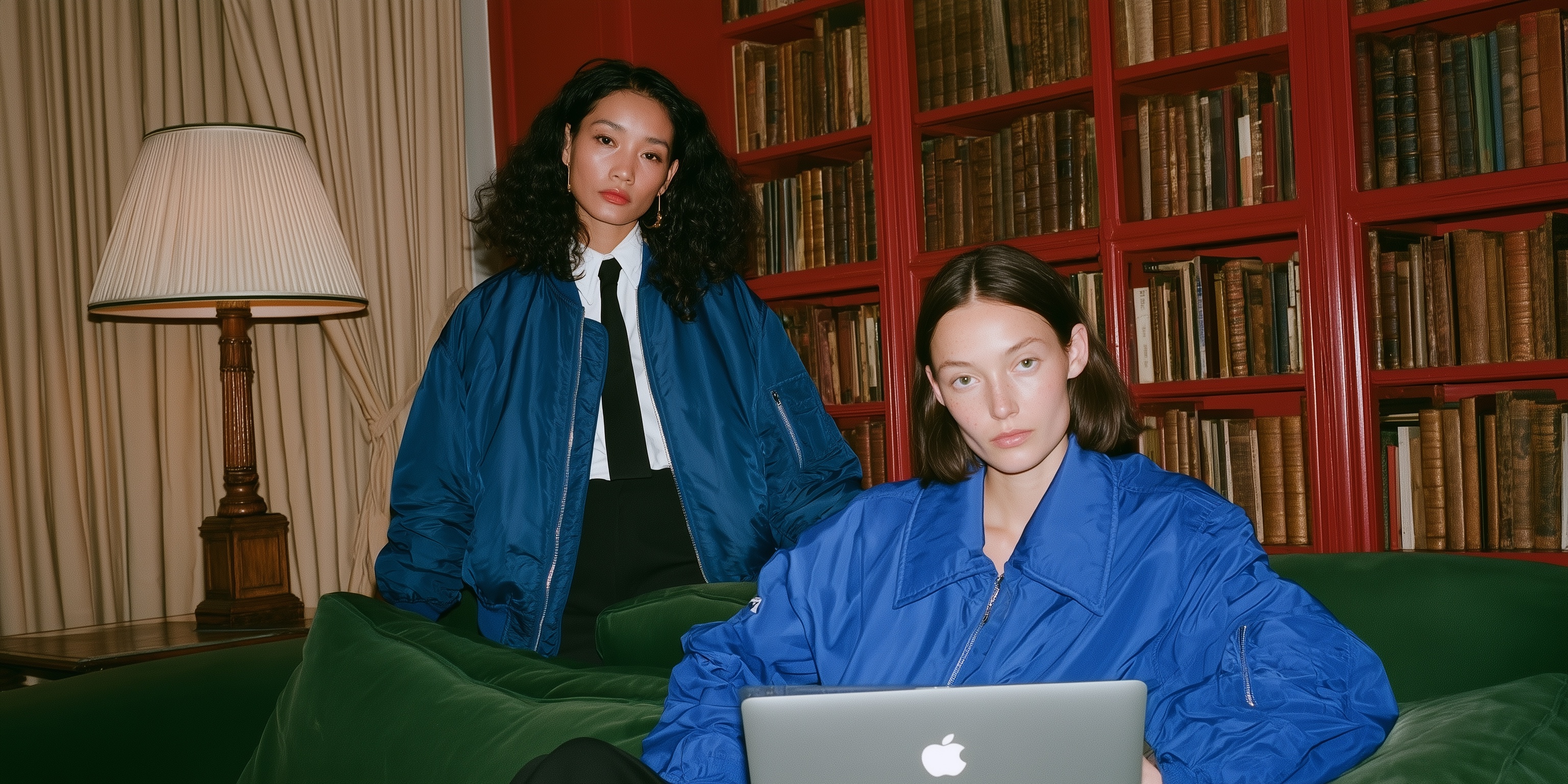 Deux étudiantes dans une bibliothèque